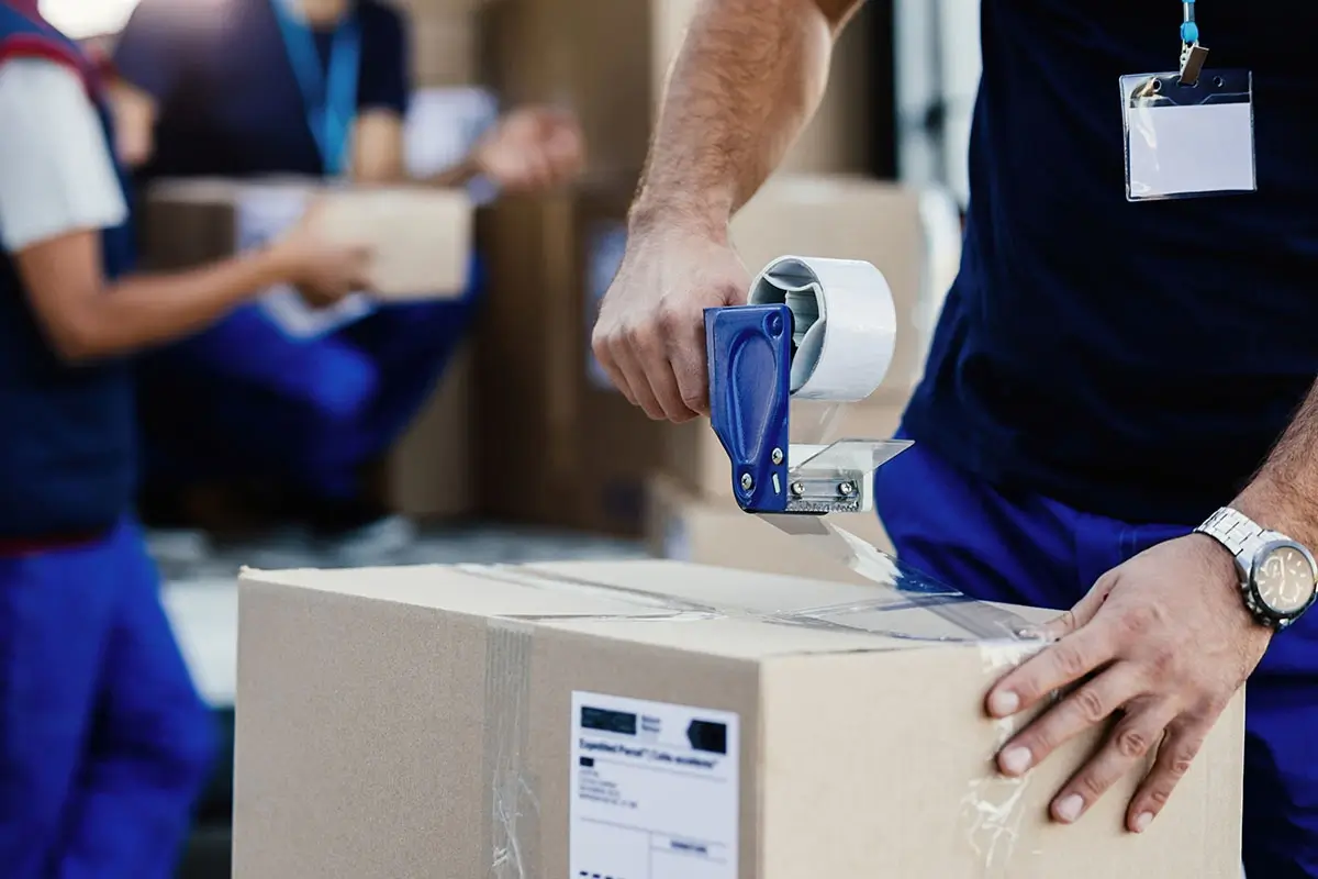Veículo de entrega da MP Tintas Epóxi — entrega em todo o Brasil